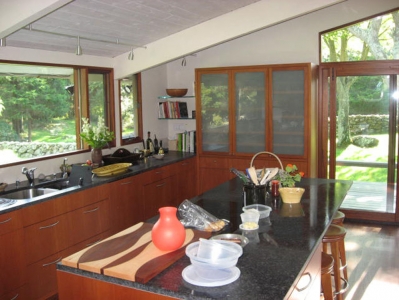 Kitchen (with dirty dishes)