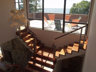 Split stair to family room and bedrooms
